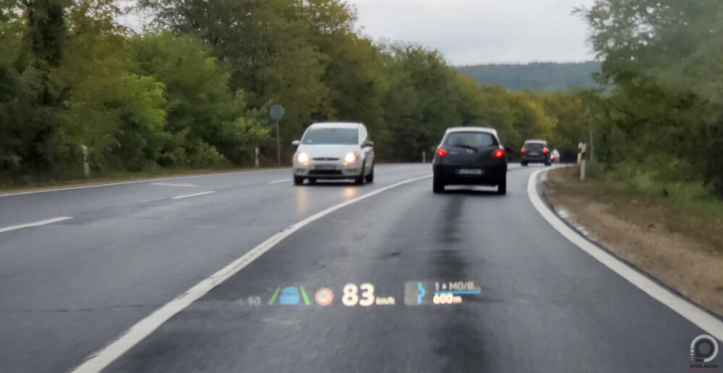 A HUD. Nyilván ennél élesebb a kép, mint ahogyan azt menet közben az utasülésről le lehet kapni.