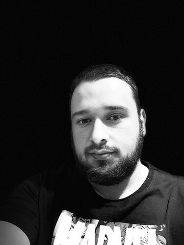 Egy sima szelfi és egy szelfiportré - mert ilyen is van, a hátlapival azonos funkcionalitás mellett