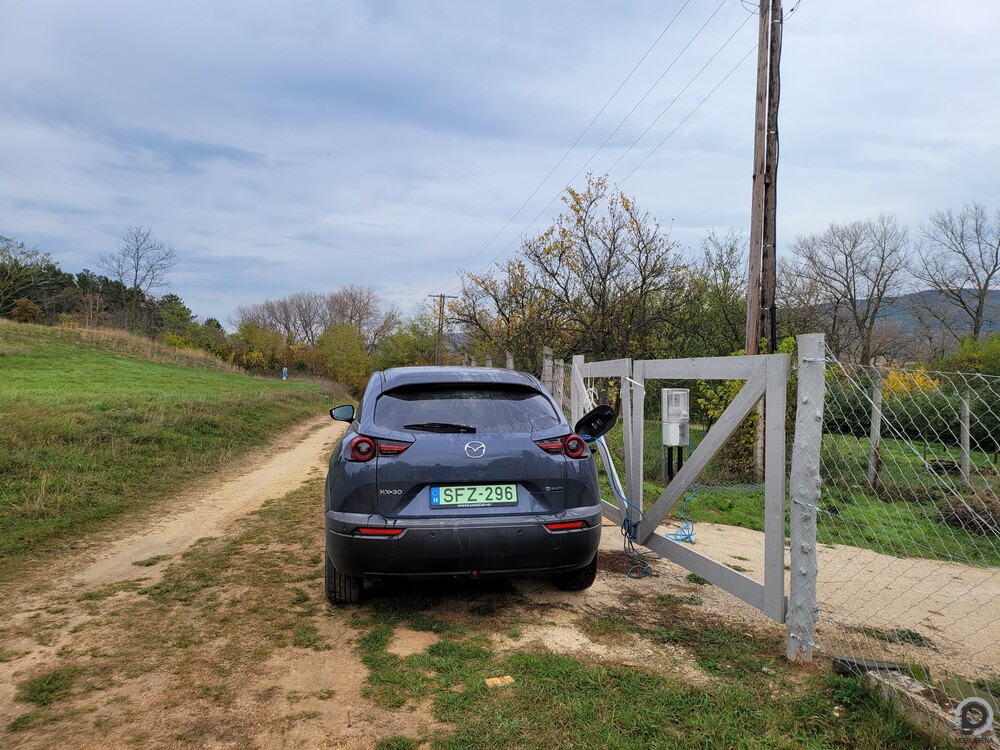 A Mazda MX-30 is inkább városi autó, de azért le lehet vele jutni a Balatonhoz