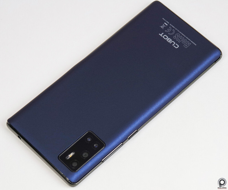 A hátlap még hasonlít is a Huawei P40-ére