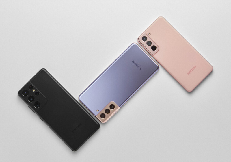 A két S21 műanyag, az Ultra üveg hátlapot kapott