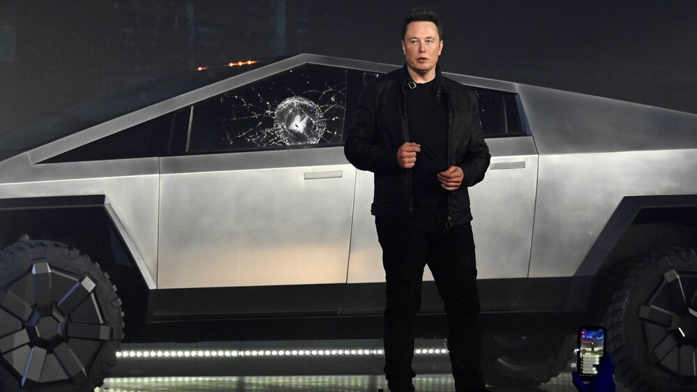 Elon Musk a megzúzott Cybertruck előtt