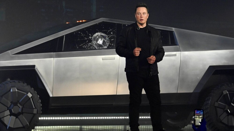 Elon Musk a megzúzott Cybertruck előtt