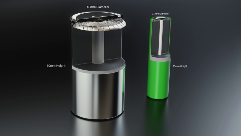 Hagyományos 2170-es cella (jobbra) a kövérebb 4680 ellenében