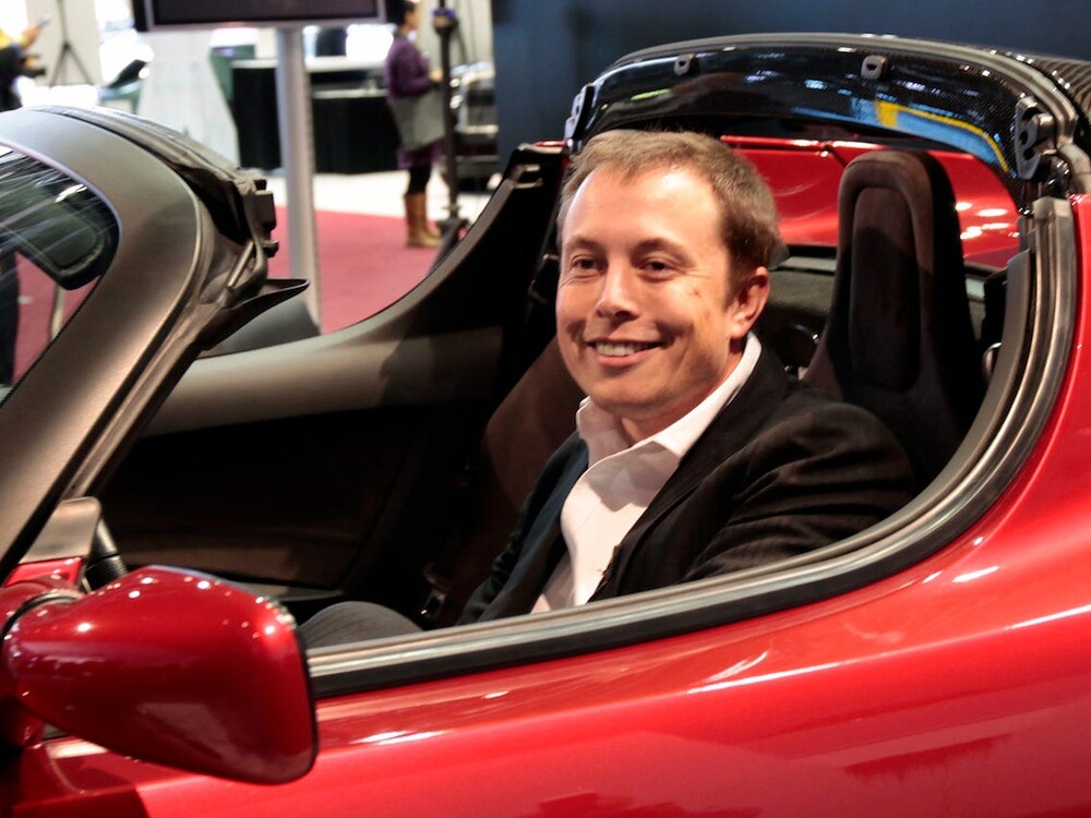 Elon Musk Tesla Roadsterében, amit azóta kilőtt a világűrbe
