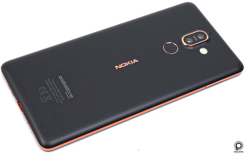 Az Android One logó már az első szériás HMD telefonokon felbukkant, így a Nokia 7 Plus hátlapján