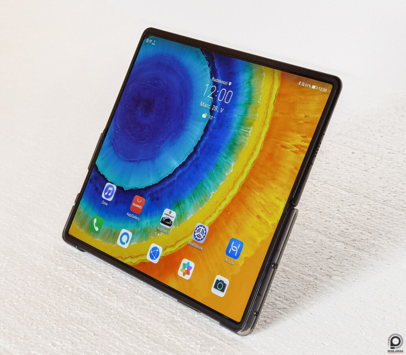 A Mate X2 nem csak kézből vagy ölben, támasztékos hátlapi tokjával álló helyzetben is remekül használható