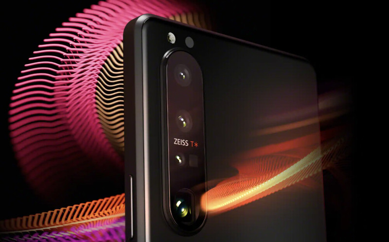 Egy extra kamera azért akad az 1 III hátulján, de special az 5 III kibírja a 3D ToF kamera nélkül