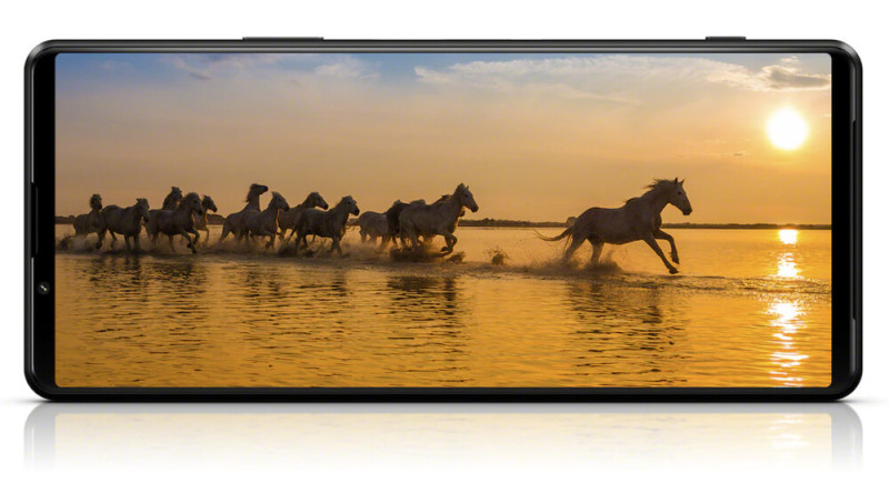 Meggyőzően kevés káva maradt az 1 III előlapján úgy, hogy a képernyőbe nem zavar bele a szelfikamera