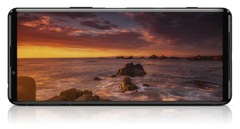 Az Xperia 5 III a mai csúcsmobilok között tényleg egész kompakt, mégse kapott túl sok kávát