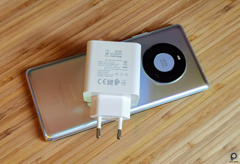 A Mate 40 Pro és 66 wattos adaptere