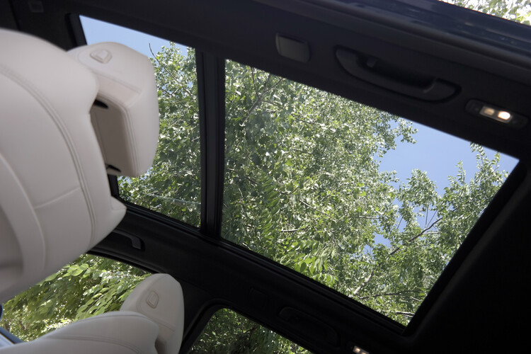 Elektromosan elhúzódó sötétítővel, elöl billentőfunkcióval a felszereltség része a nagy üvegtető