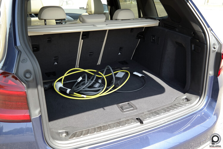 Egy töltőkábel fér be kényelmesen a padlóburkolat alá, a többi teret villanymotor tölti ki