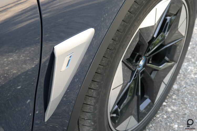 Aerodinamikailag optimalizált felnik, elektromosságot jelző díszbetét