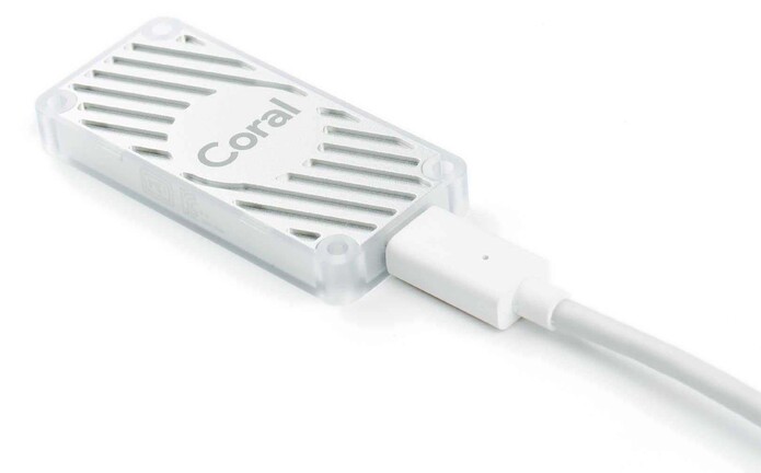 A Coral USB Accelerator a Google Edge TPU-jára épül. Ez a 60 dolláros AI gyorsító is használható lesz a QTS 5.0-val.