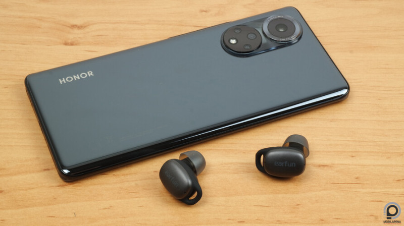 EarFun Free 2 fülesek a Honor 50 mellett