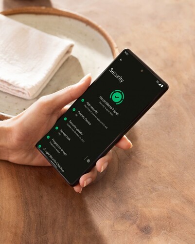 A korábbról kiszivárgott és a végleges mintafotók között az a fő különbség, hogy utóbbi nem említ arcalapú feloldást