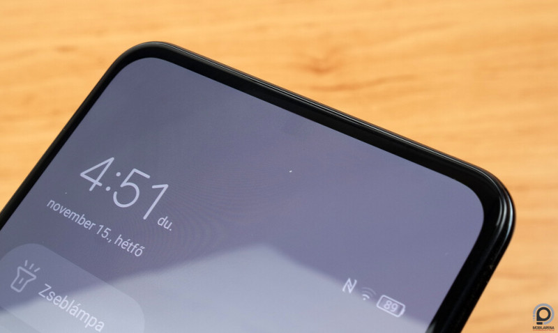 Ott az előlapi kamera, látszik?