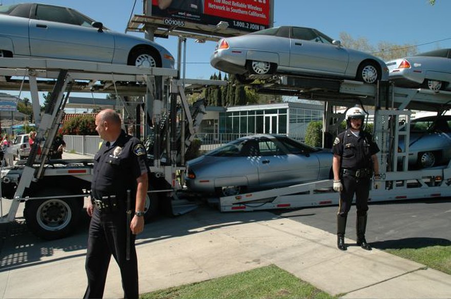 Úton a GM EV1 modellek a zúzdába, rendőri kísérettel a tulajdonosok tüntetése miatt