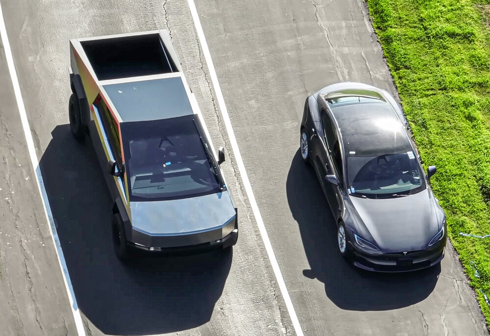 Az új Cybertruck prototípus a Model S Plaid mellett