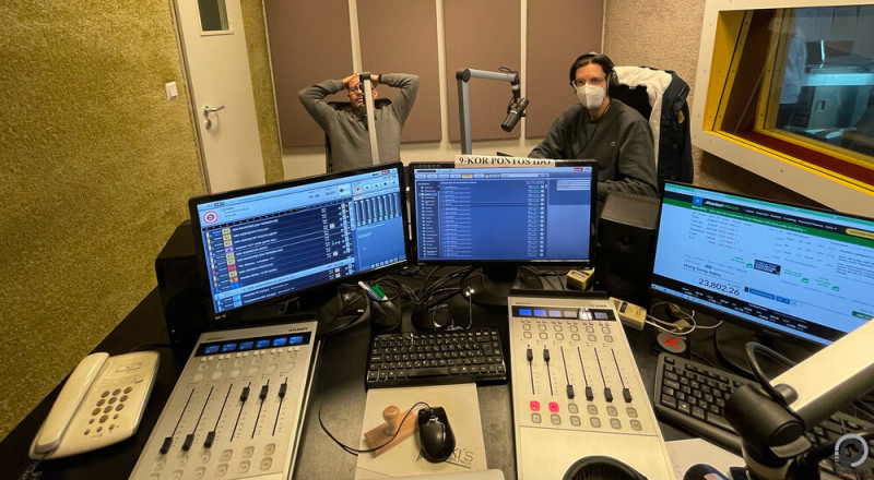 Rögtön berángattuk Danit a rádióba is, hátha kedvet kap, de most még le volt némítva a mikrofonja