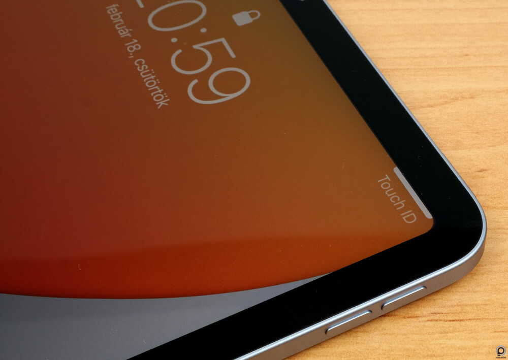 Maradhat a bekapcsoló gombba integrált Touch ID az iPad Airben, ahogy a 2020 októberében megjelent modellben is volt.