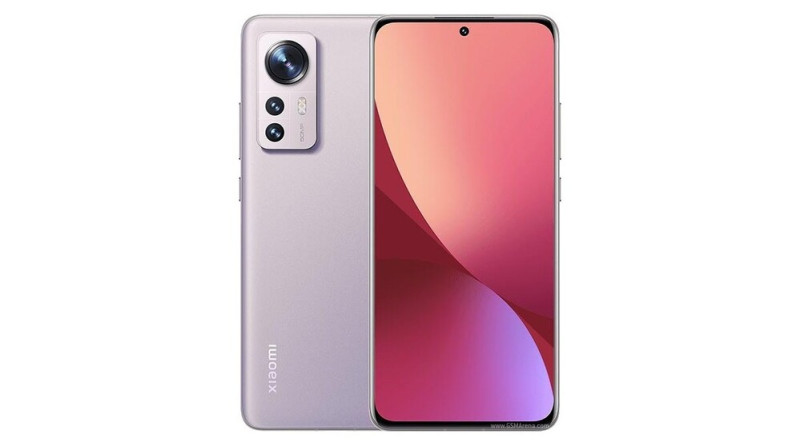 A Xiaomi 12 Pro lila színben.