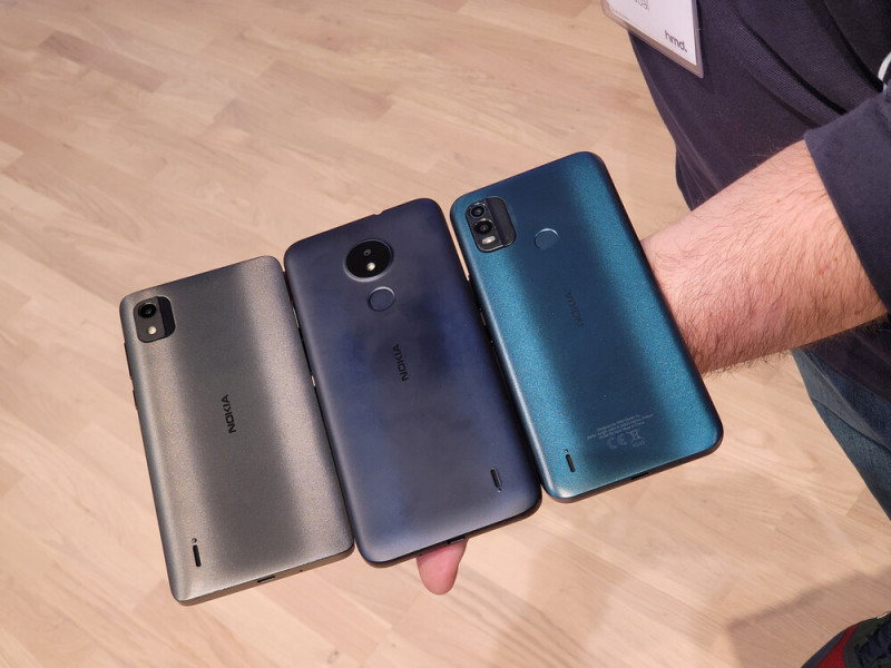 A jobb szélső (zöld) készülék a Nokia C21 Plus.
