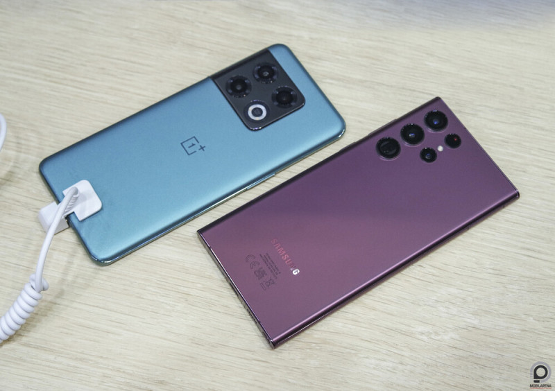 A OnePlus 10 Pro a Galaxy S22 Ultra mellett