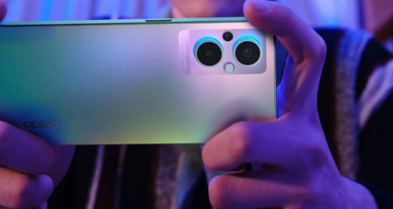 Kéken világít a kamerák gyűrűi körül az Oppo Reno7 5G.