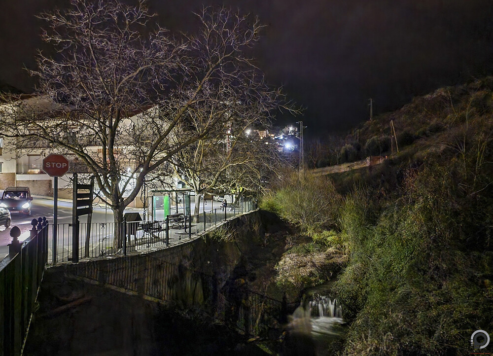Monachil este, csepergő esőben, a patak bal partján