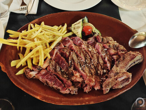Rib-eye steak Barcelonából és t-bone Monachilből, egyaránt érlelt, helyi marhából