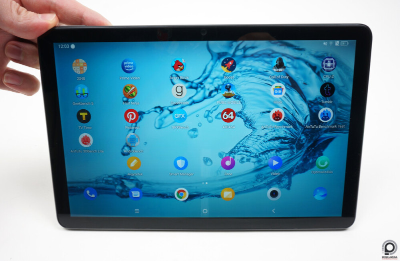 A kijelző fényereje nem túl combos, zárt téren jól olvasható, de a tükröződő felülettel kültérin már akadnak gondjai.