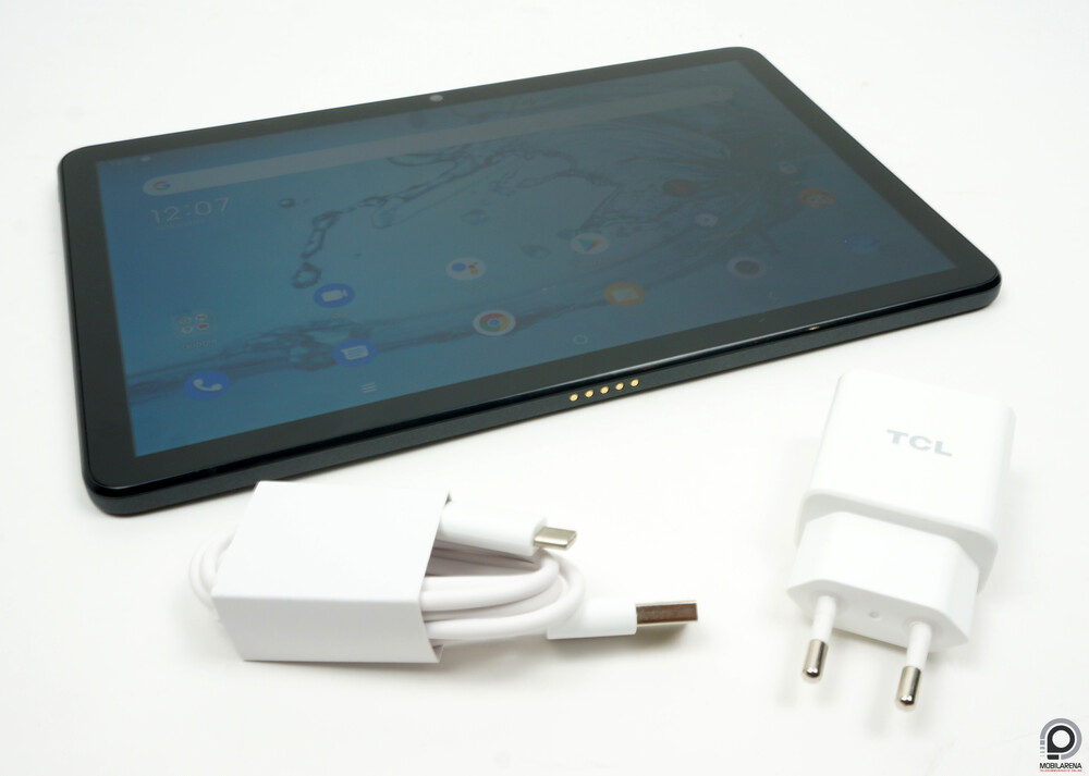 A tablet és a tesztre érkezett tartozékai.