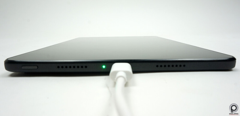 A töltő melletti LED erősen világít.