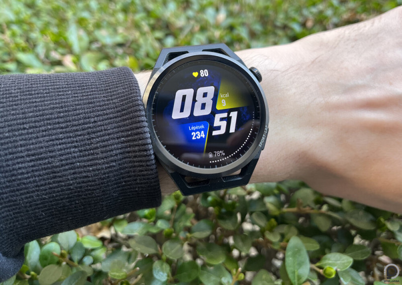 A GPS antennák a műanyag órafülekben vannak, amik azért lyukasak, hogy a bőr jobban szellőző alatta, ne izzadjunk meg könnyedén. Ez egyébként működik, ha kényelmesen felraktuk csuklónkra az órát, nem fogunk alatta izzadni.