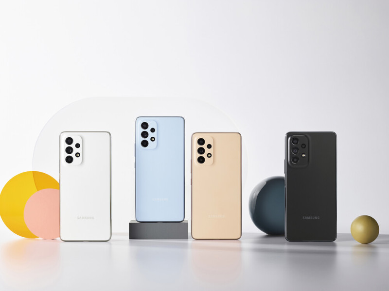 Szinte megszólalásig hasonlít az A53 5G az A33 5G-re, csak kicsit nagyobb és magasabb a kamerasziget.