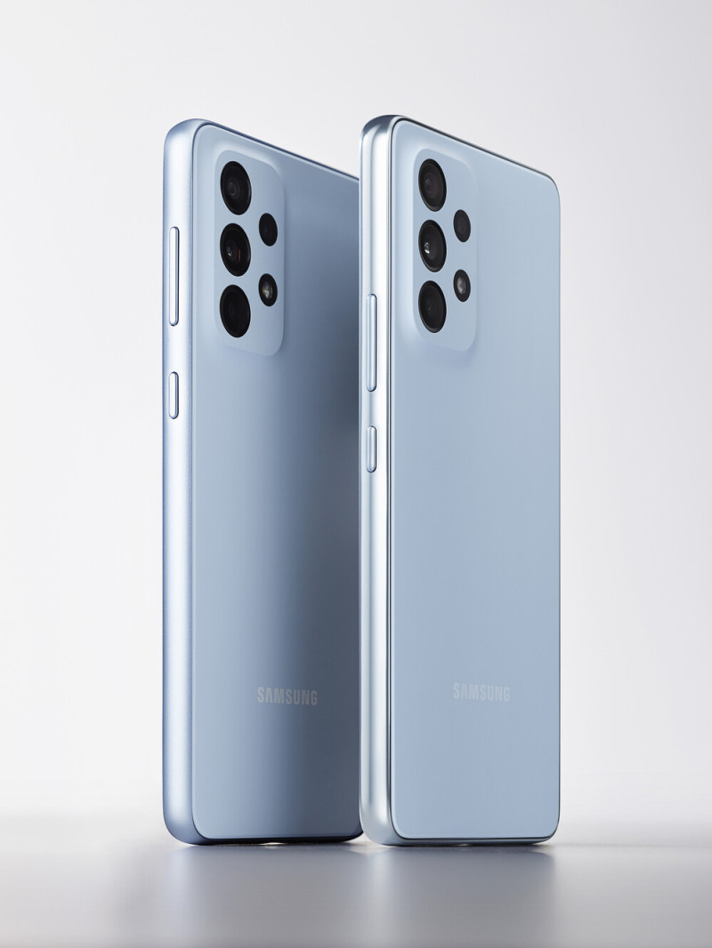Az A33 5G és az A53 5G egymás mellett kék színben.