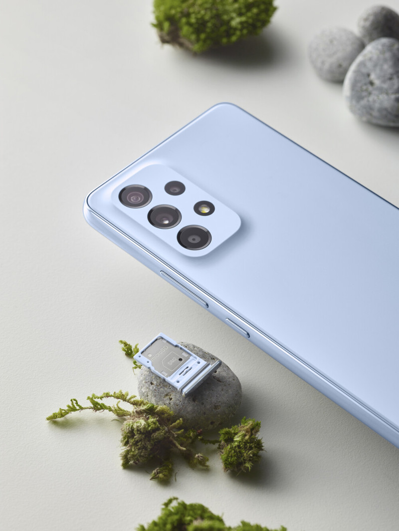 Két SIM-et, vagy egy SIM-et és egy microSD-t fogad be a telefon. A képen a Galaxy A53.