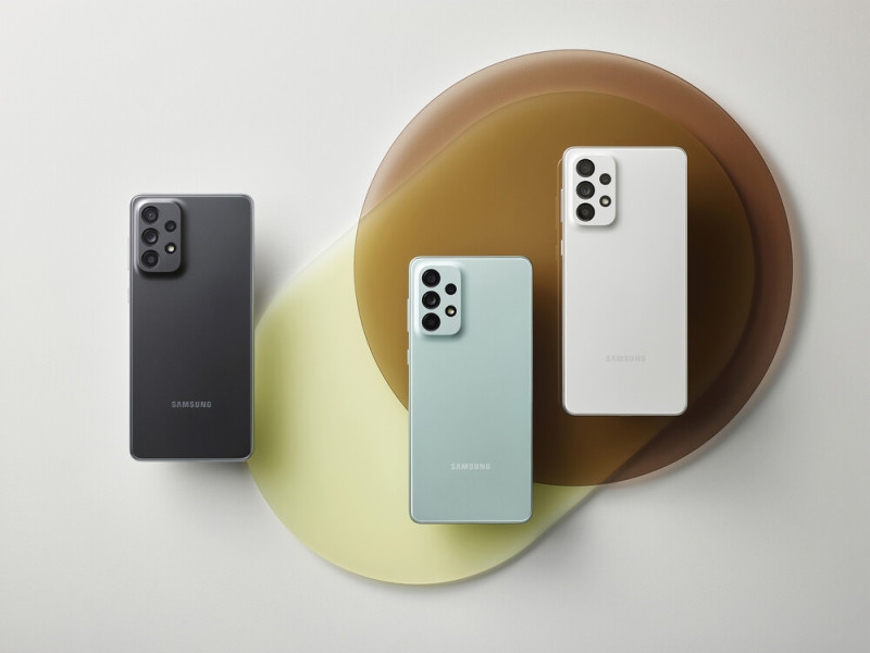 Az A73 prémiumabb, a Note20-at idéző külsőt kapott.