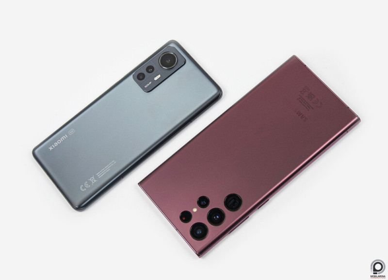 A Xiaomi 12 eltörpül a hatalmas Galaxy S22 Ultra mellett, és jobb is a fogása