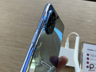 Az ujjlenyomat-leolvasó a bekapcsoló gombban, a keret pedig alul azért nem 1,05 milliméter, mint a telefon többi részén.