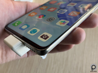 Az ujjlenyomat-leolvasó a bekapcsoló gombban, a keret pedig alul azért nem 1,05 milliméter, mint a telefon többi részén.