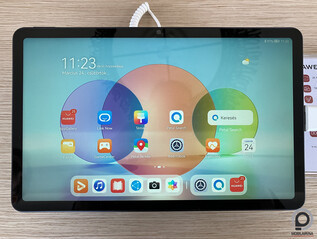 Az új MatePad elölről, hátulról, és a hozzá járó angol kiosztású Bluetooth billentyűzetes tok.