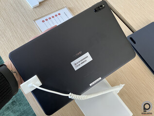 Az új MatePad elölről, hátulról, és a hozzá járó angol kiosztású Bluetooth billentyűzetes tok.