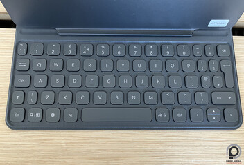 Az új MatePad elölről, hátulról, és a hozzá járó angol kiosztású Bluetooth billentyűzetes tok.