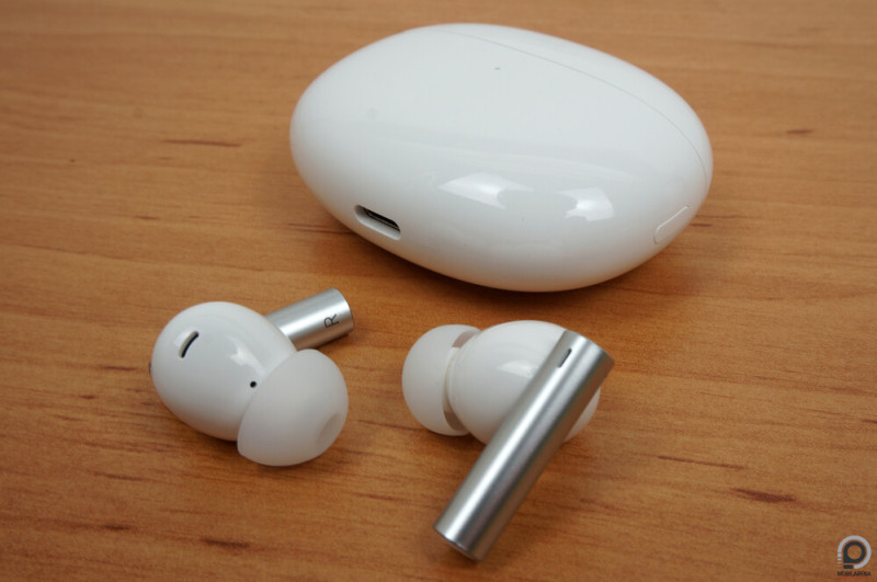 A fehér mellett kék színben elérhető még a fülhallgató.