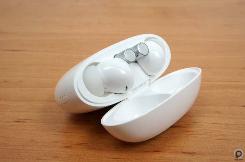 A mágnes erősen tartja a fedelet és a fülhallgatót is a helyén.