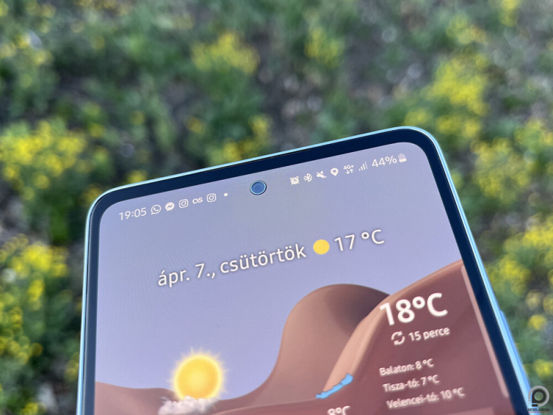 Az előlapi kamera körül egy ezüstös színű kis gyűrű van.