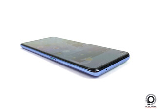 A 3,5 milliméteres jack üdvözlendő, az IP-védelem hiányzik. A bekapcsoló gombban van egy kis rejtett extra szín, ami tetszett.